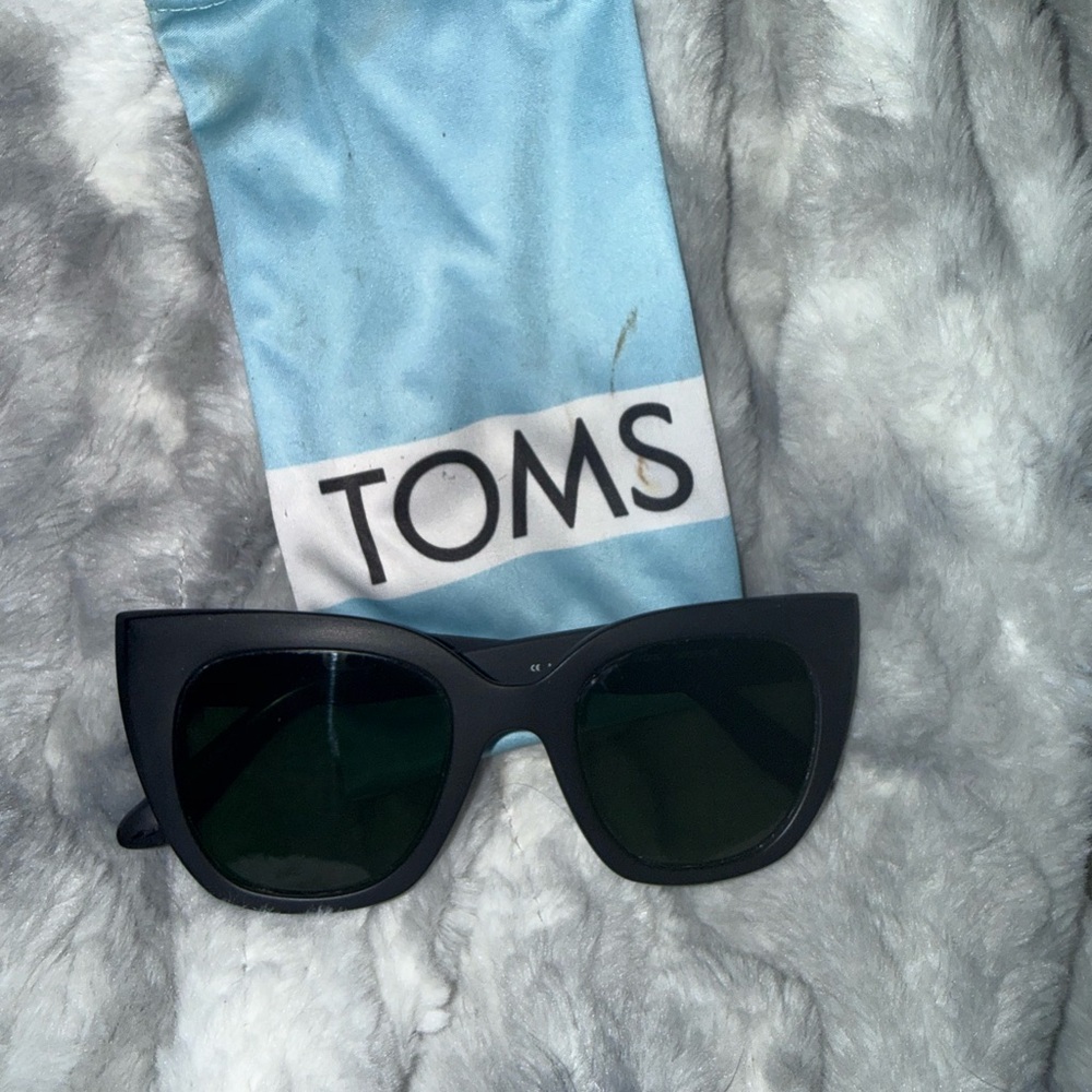 TOMS Black Sunglasses with Dark Green Lenses